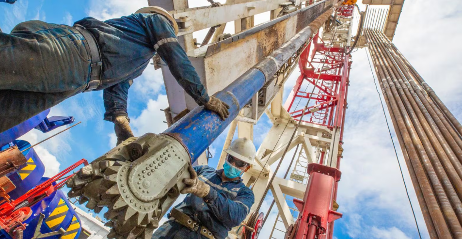 ECUADOR: Caída de la explotación petrolera de Petroecuador aleja la meta del Gobierno de incrementar a 550.000 barriles diarios la producción nacional