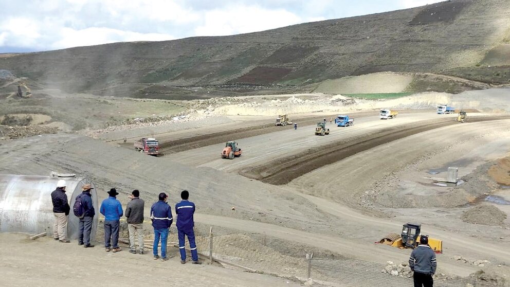Bolivia: Gobernador Humberto Sánchez inspecciona la construcción de represas en Tiraque