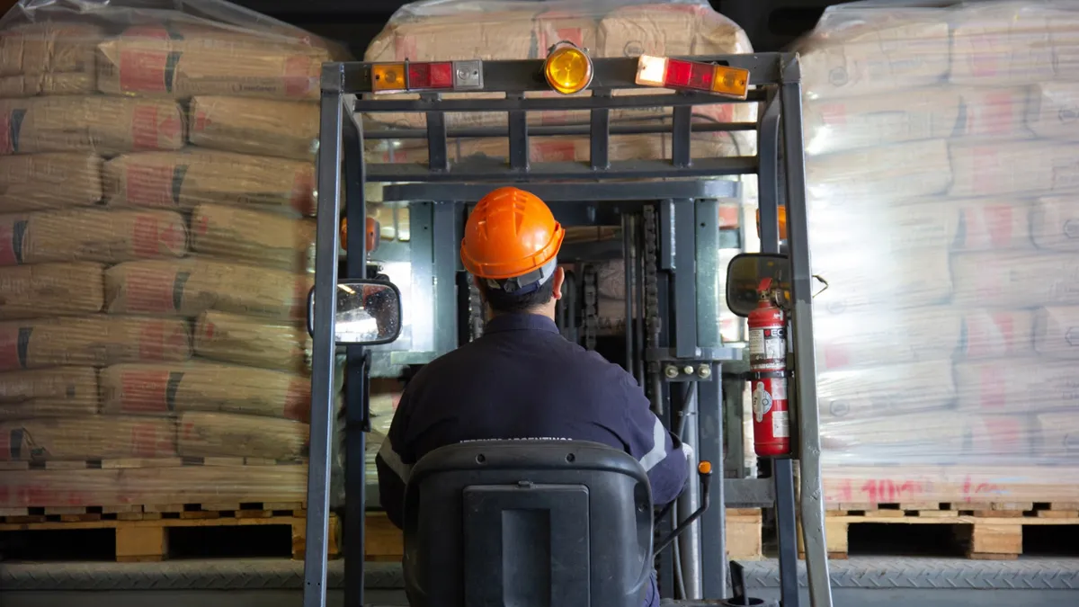 Argentina: Construcción en crisis: los despachos de cemento cayeron en todos los meses de 2024 y acumularon un derrumbe del 24%