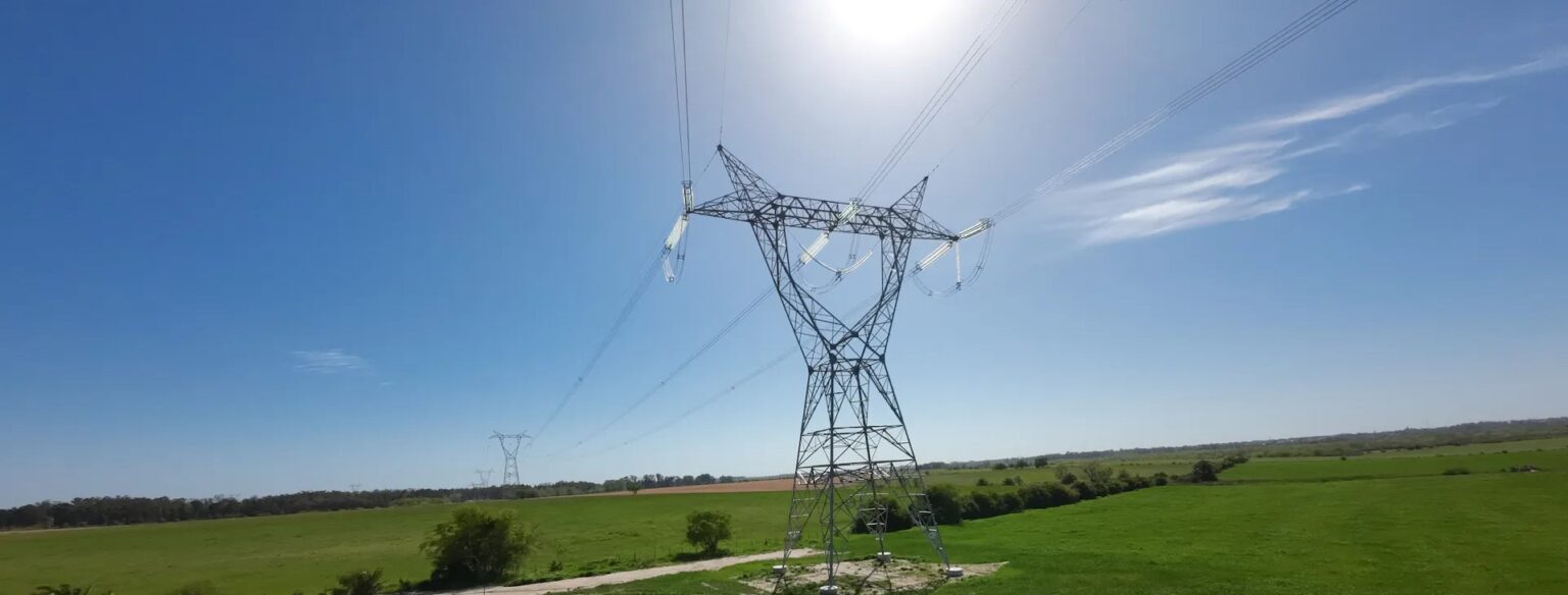 Inicia operaciones en Uruguay la línea de transmisión eléctrica Tealov Cardal