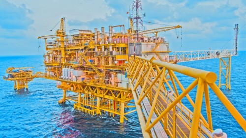 Precios del petróleo caen con fuerza por la guerra comercial con EEUU