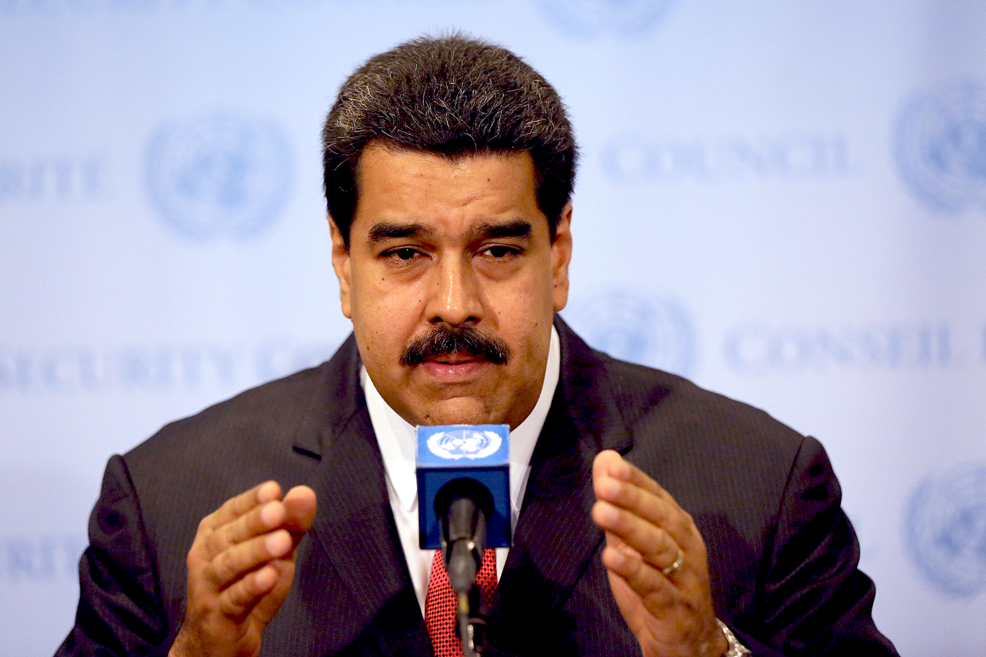 Gobierno de Biden restablece sanciones contra el sector petrolero de Venezuela