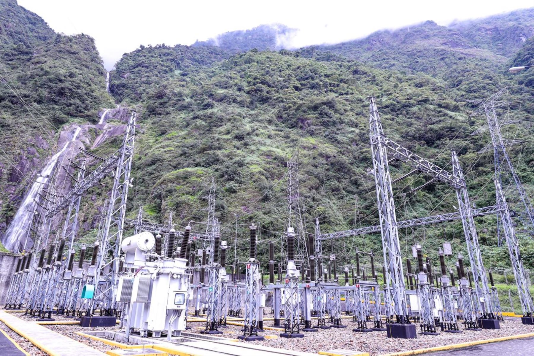 Cofide y ElectroPerú firman convenio para impulsar la generación eléctrica distribuida