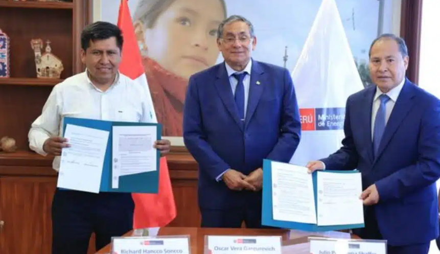 Minem suscribe convenio con la Región Puno para impulsar masificación del gas natural